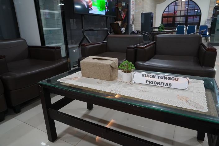 KURSI TUNGGU PRIORITAS